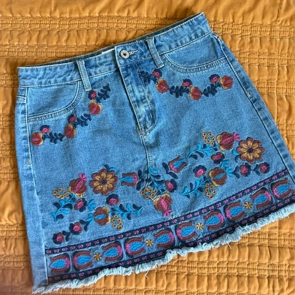 JOHNNY WAS Style Skirt UMGEE Colorful Embroidered Floral Denim Boho Size Large - Picture 3 of 9